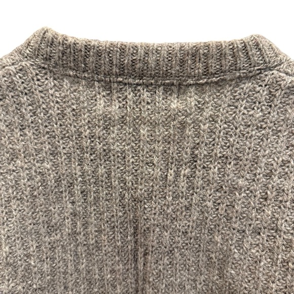 BartlettYarns Women Cardigan reverse shaker stitch with hand cast pewter button - Picture 9 of 14